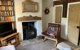 Holmedale Cottage With Outdoor Terrace In The Heart Of Robin Hoods Bay